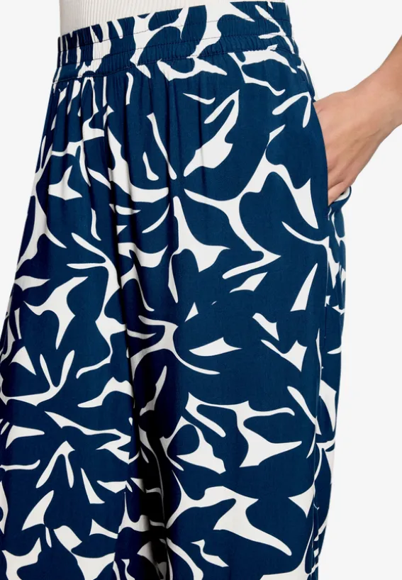 Stoffhose mit Blumenmuster